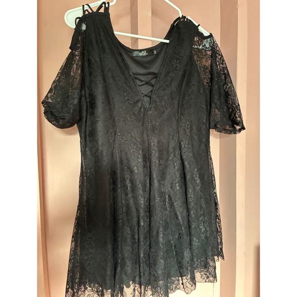 BKE Boutique Dresses & Skirts - BKE Boutique Black Floral Lace Cold Shoulder Mini Dress Goth XL